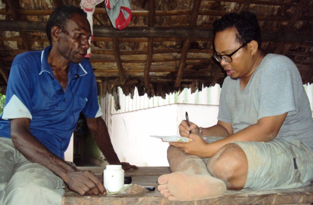 Mewawancarai Nataniel Ndimar, kepala Kampung Tomerauw (foto: I Ngurah Suryawan)