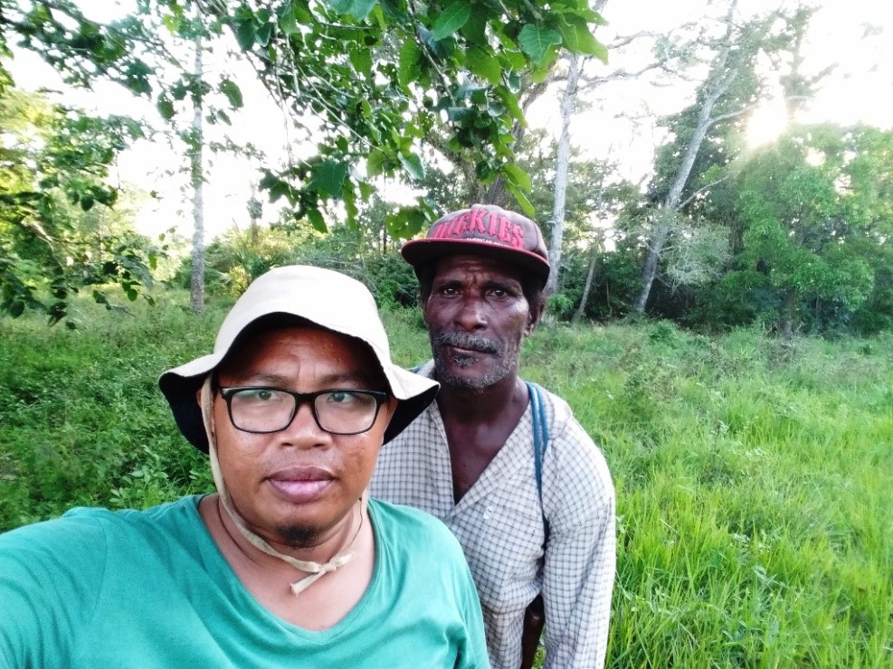 Bersama Petrus Ndimar menuju kebun di belakang rumahnya yang merupakan jalan menuju Dusun Kanggania, tempat “mencari” marga Ndimar di Kampung Tomeraw (foto: I Ngurah Suryawan)